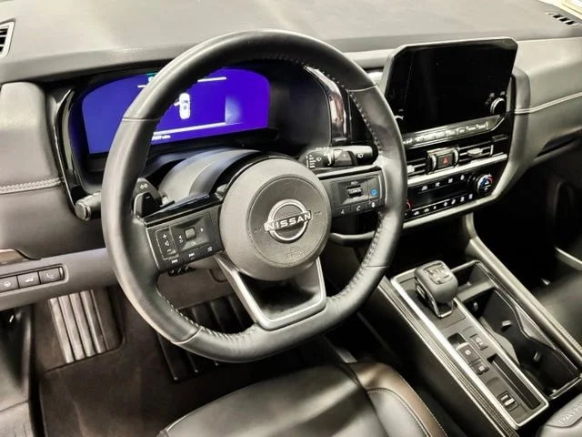 Used 2023 White Nissan Platinum image 16