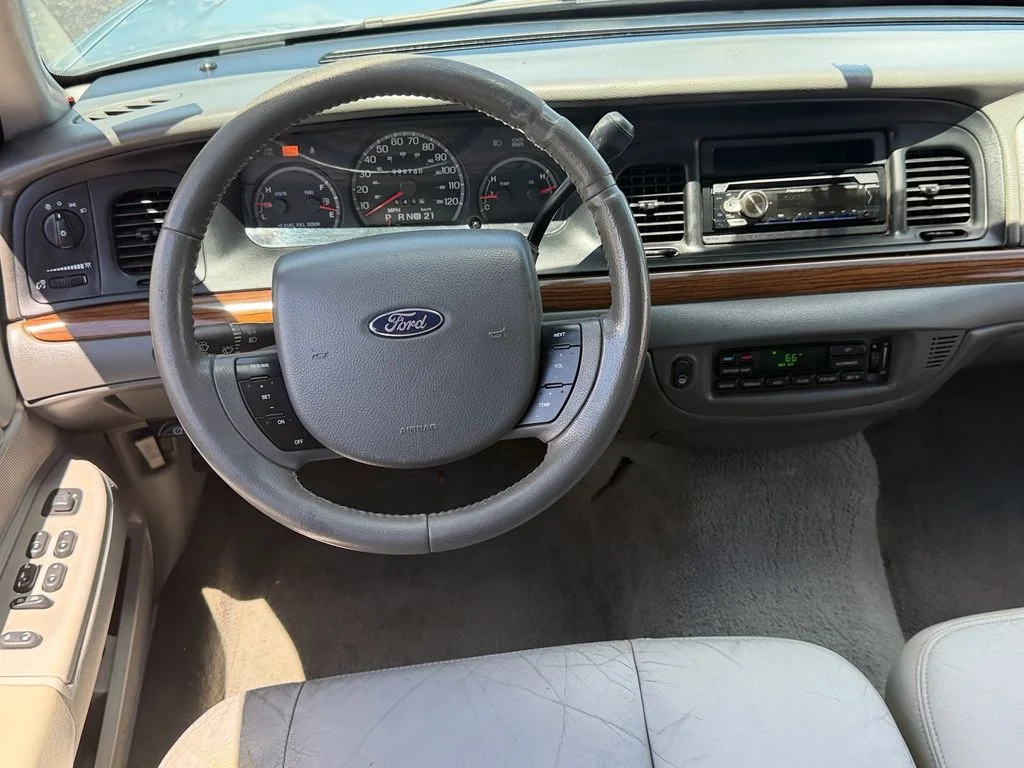 Used 2005 Silver Ford LX image 12
