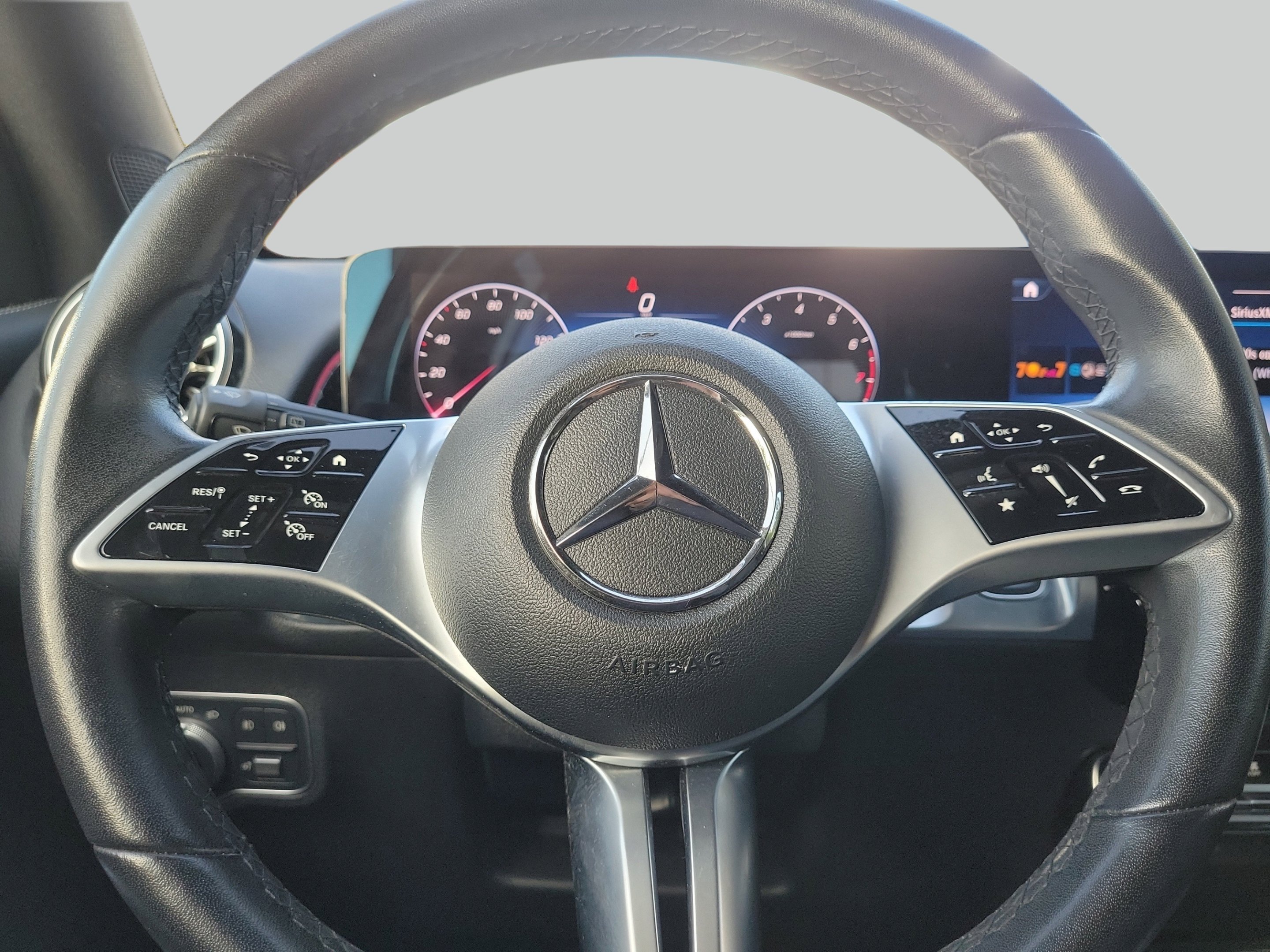 Used 2025 Polar White Mercedes-Benz GLB 250 image 30