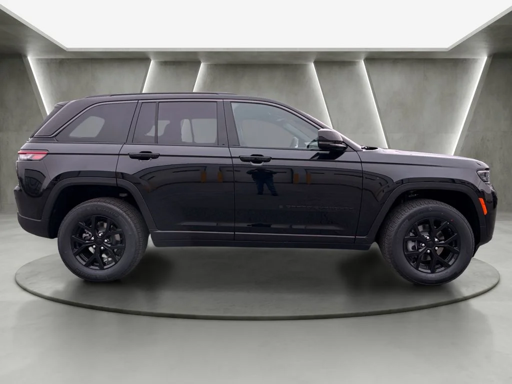 New 2026 Diamond Black Crystal Pearlcoat Jeep Altitude image 2