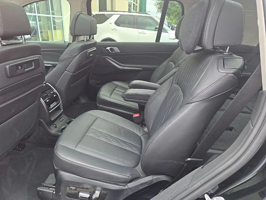 Used 2022 Black BMW xDrive40i image 9