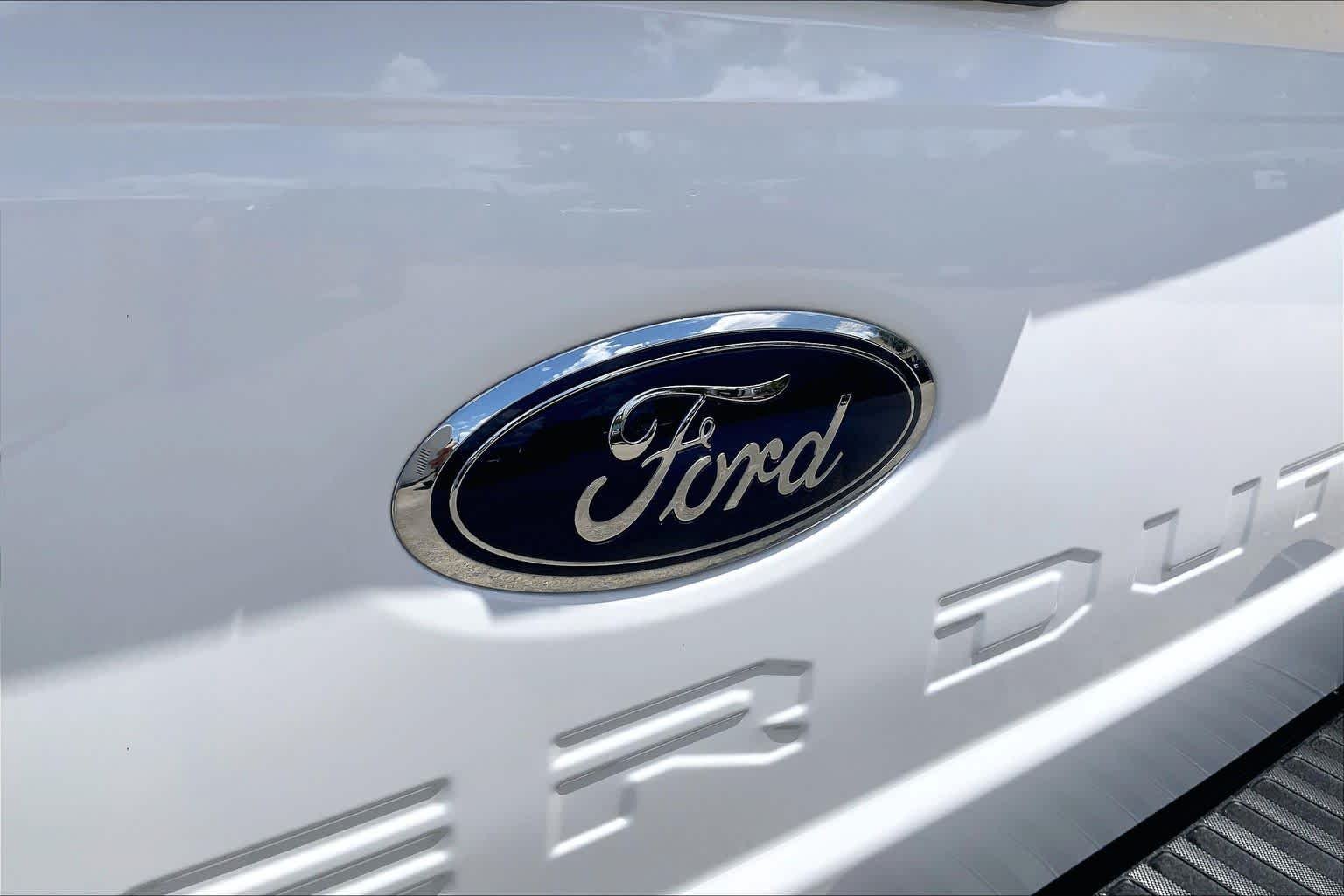 Used 2025 Oxford White Ford F-250 Pickup XL image 8