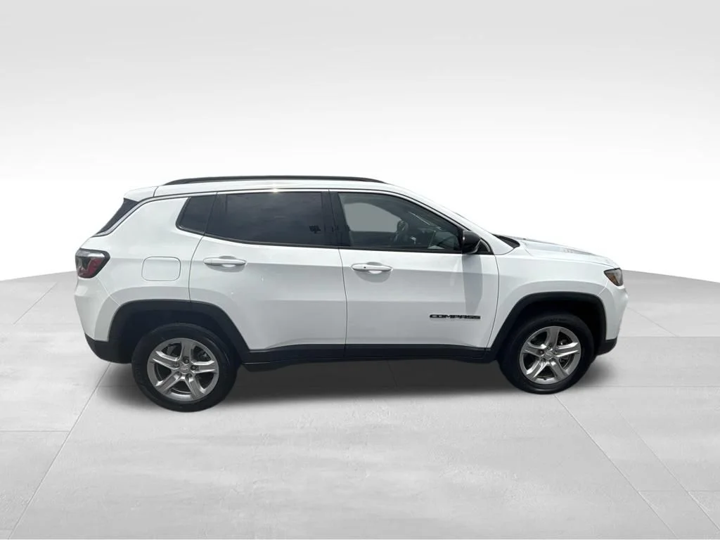 Used 2024 White Jeep Latitude image 9