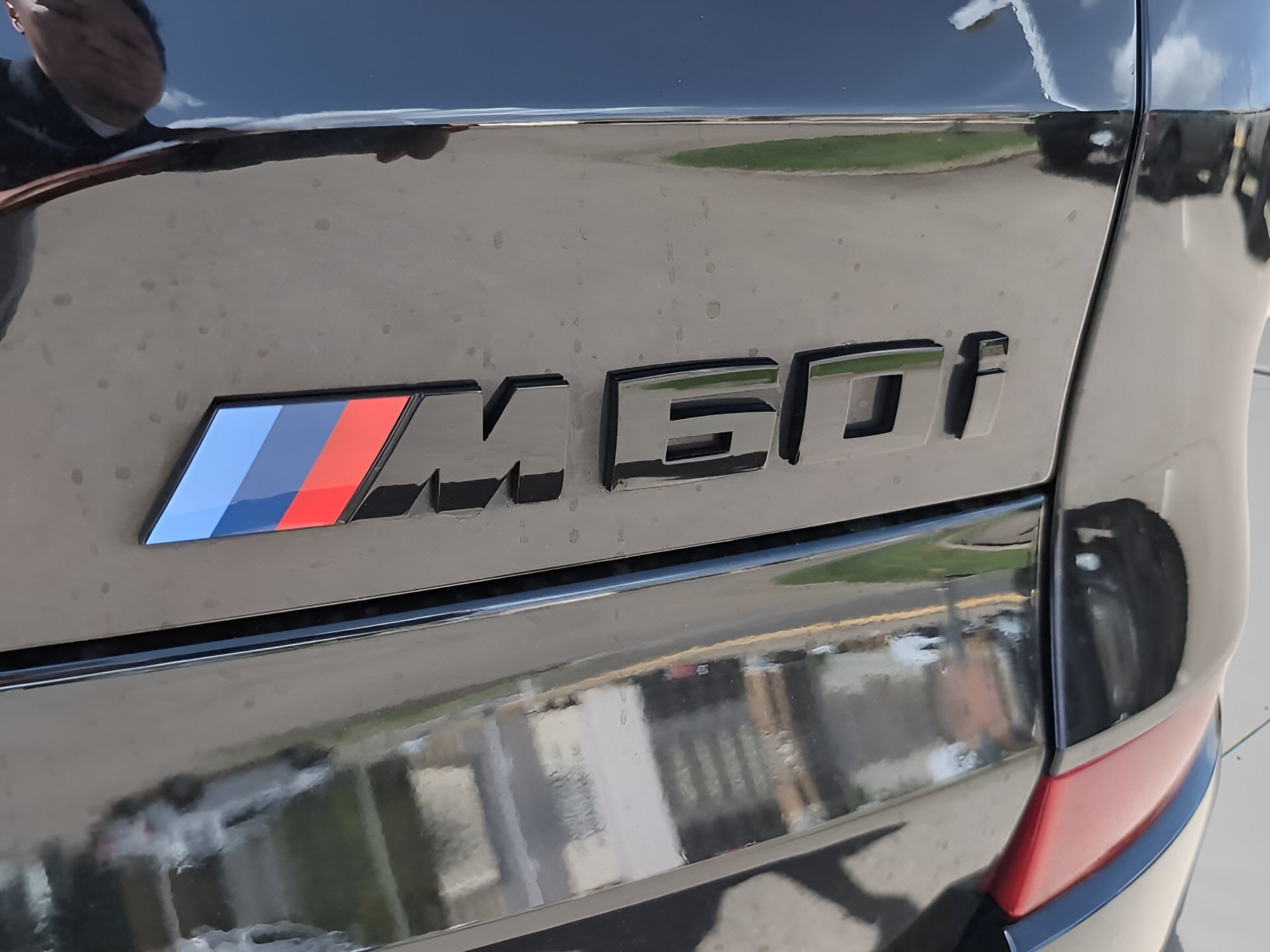 Used 2025 Black Sapphire Metallic BMW M60i image 24