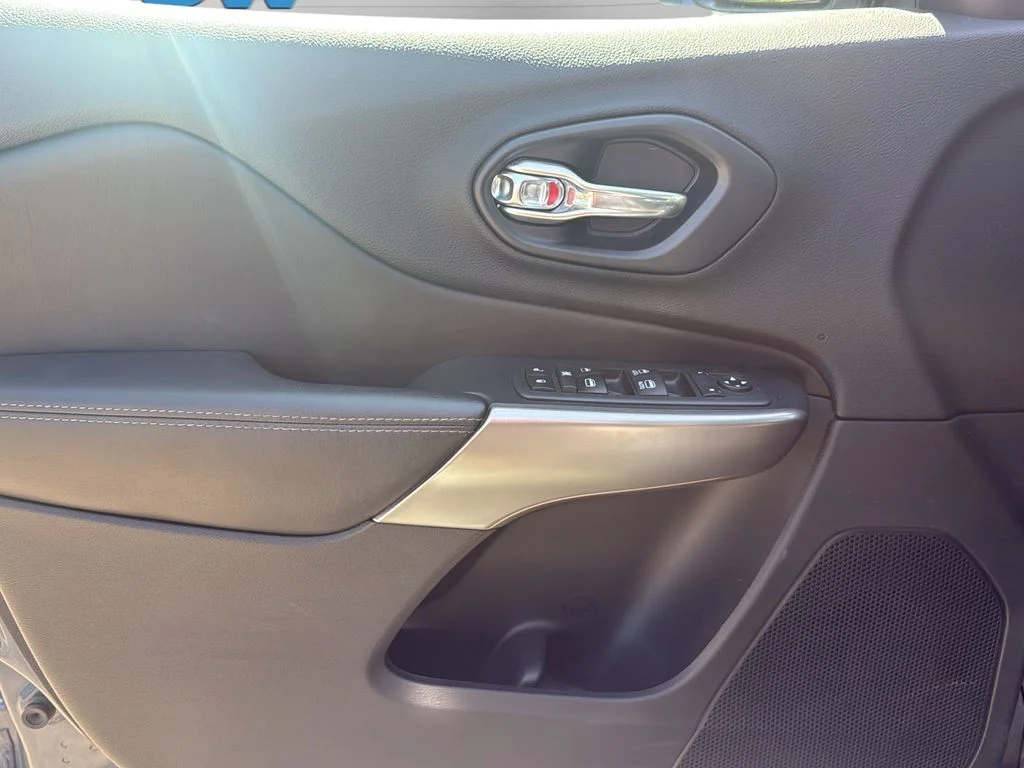 Used 2020 Blue Jeep Latitude Plus image 20