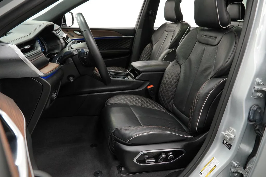 Used 2021 Silver Jeep Summit image 3