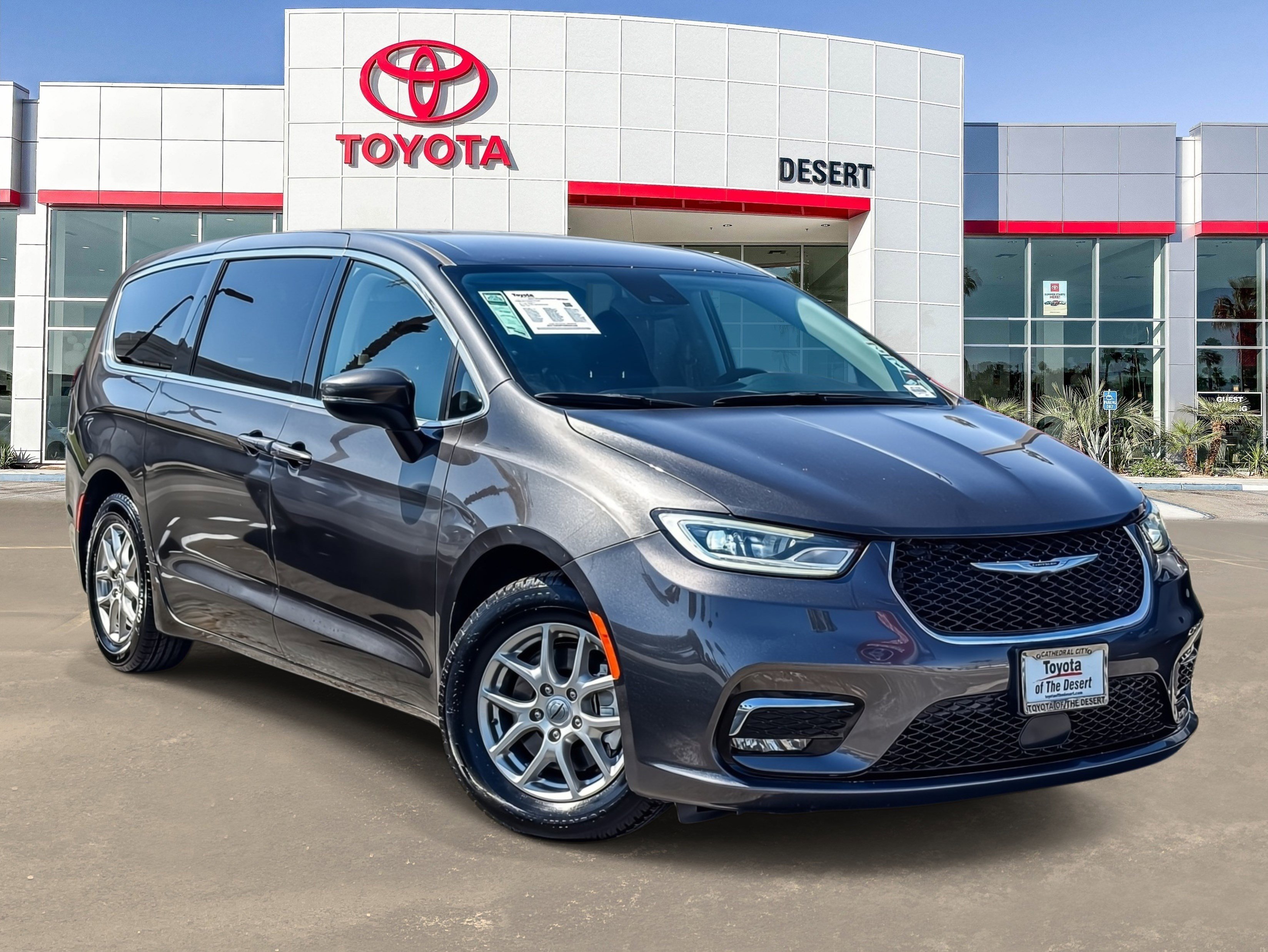 2023 Chrysler Pacifica Touring L's photo