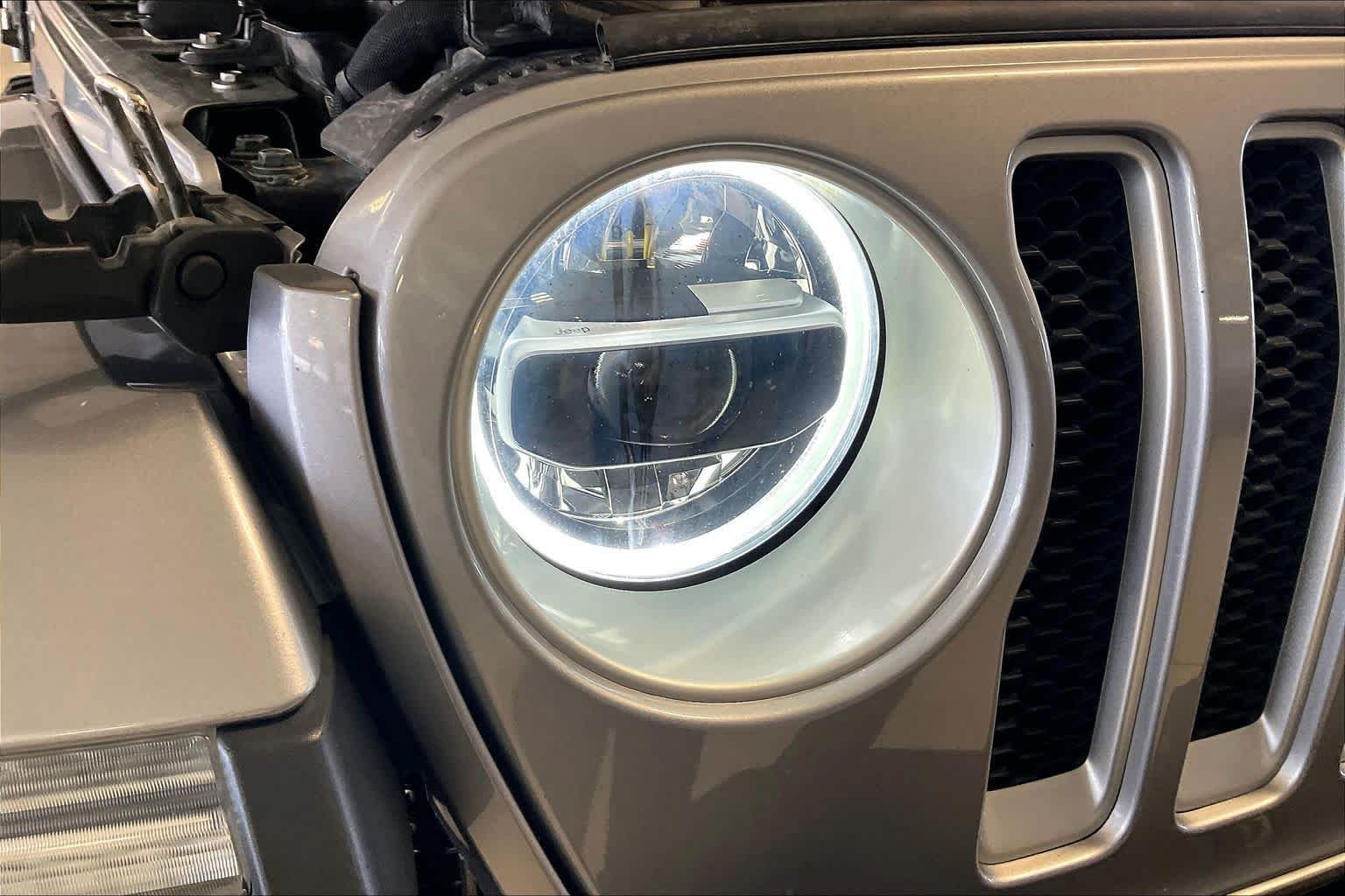 Used 2019 Billet Silver Metallic Clearcoat Jeep Sahara image 25
