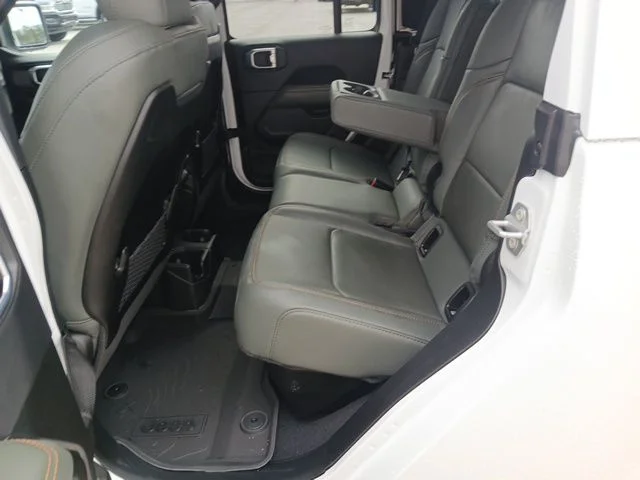New 2026 Bright White Clear-Coat Exterior Paint Jeep Mojave X image 17
