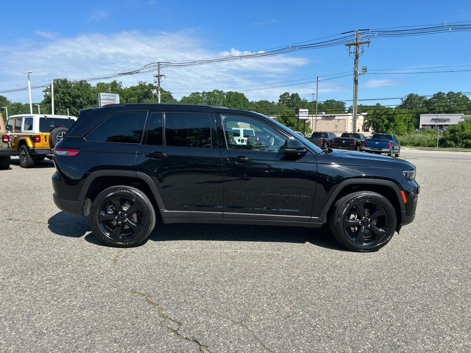 Certified Used 2023 Diamond Black Crystal Pearlcoat Jeep Altitude X image 2