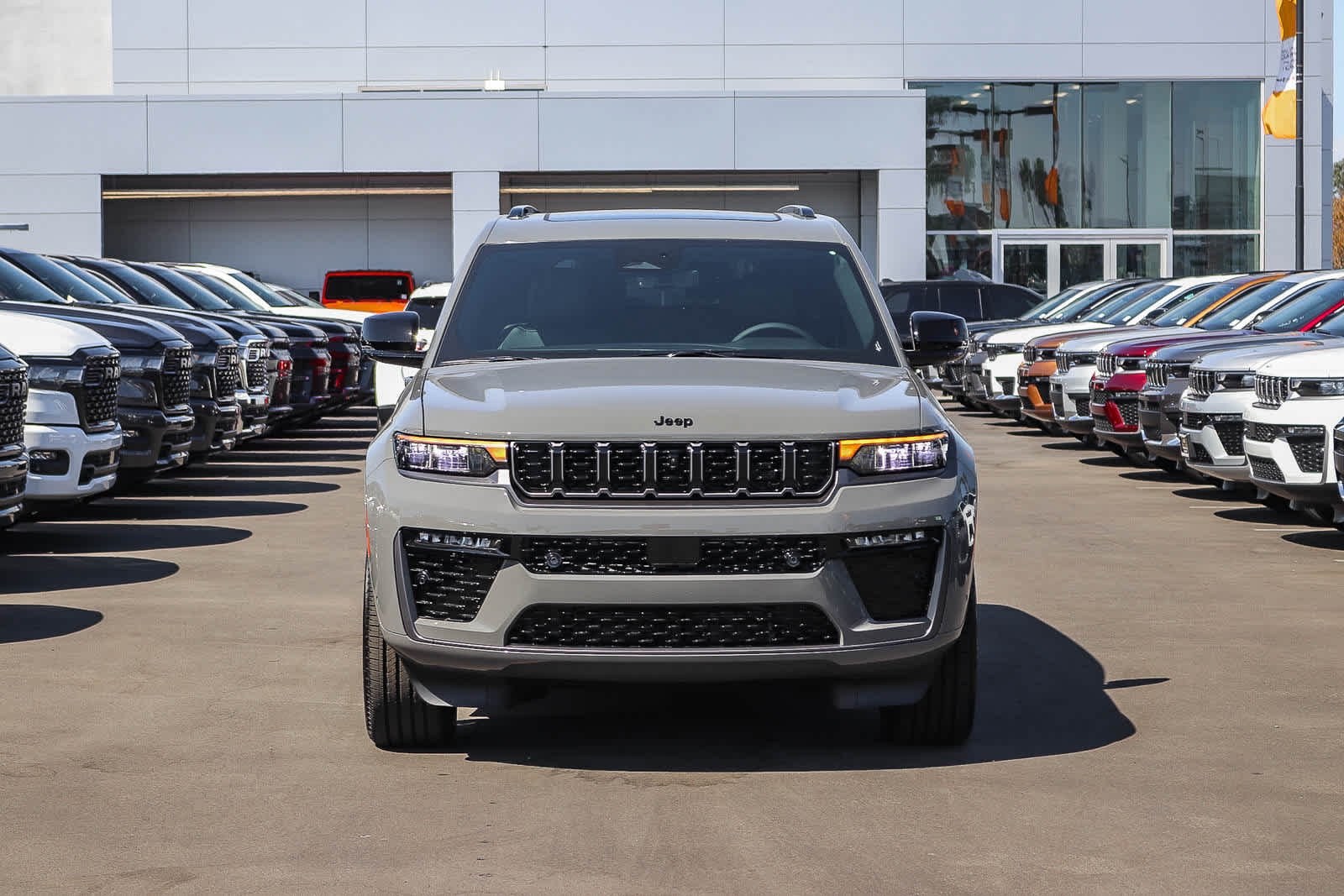 New 2027 Sting-Gray Clear-Coat Paint Jeep Limited Reserve image 2