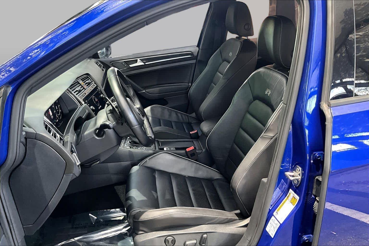 Used 2018 Lapiz Blue Metallic Volkswagen  image 9
