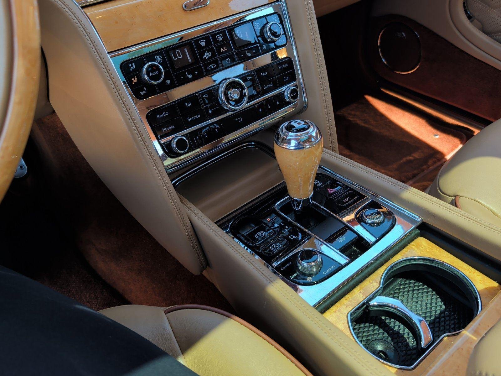 Used 2017 Glacier White Bentley Base image 32