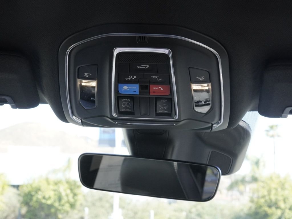 New 2026 Diamond Black Crystal Pearl-Coat Exterior Paint Jeep Laredo Altitude image 27