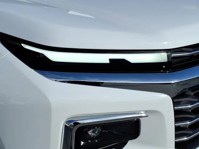 Used 2025 Summit White Chevrolet LT image 2