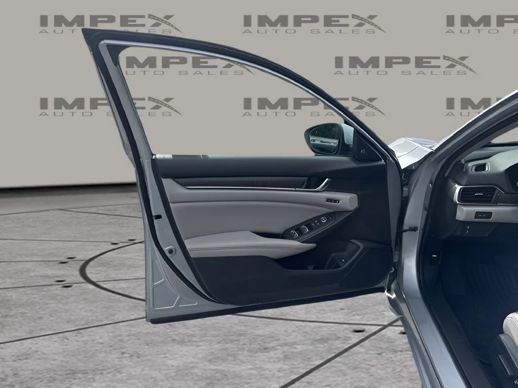 Used 2019 Silver Honda EX-L image 23