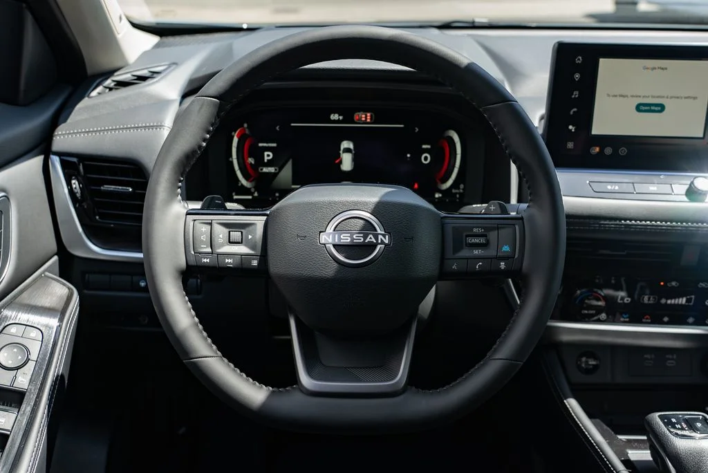 New 2026 Boulder Gray Pearl / Super Black Two-tone Nissan Platinum image 13