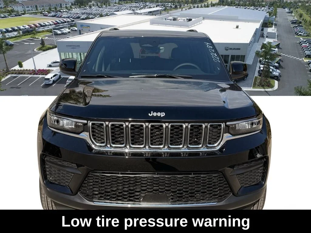 New 2026 Diamond Black Crystal Pearl-Coat Exterior Paint Jeep Laredo image 9