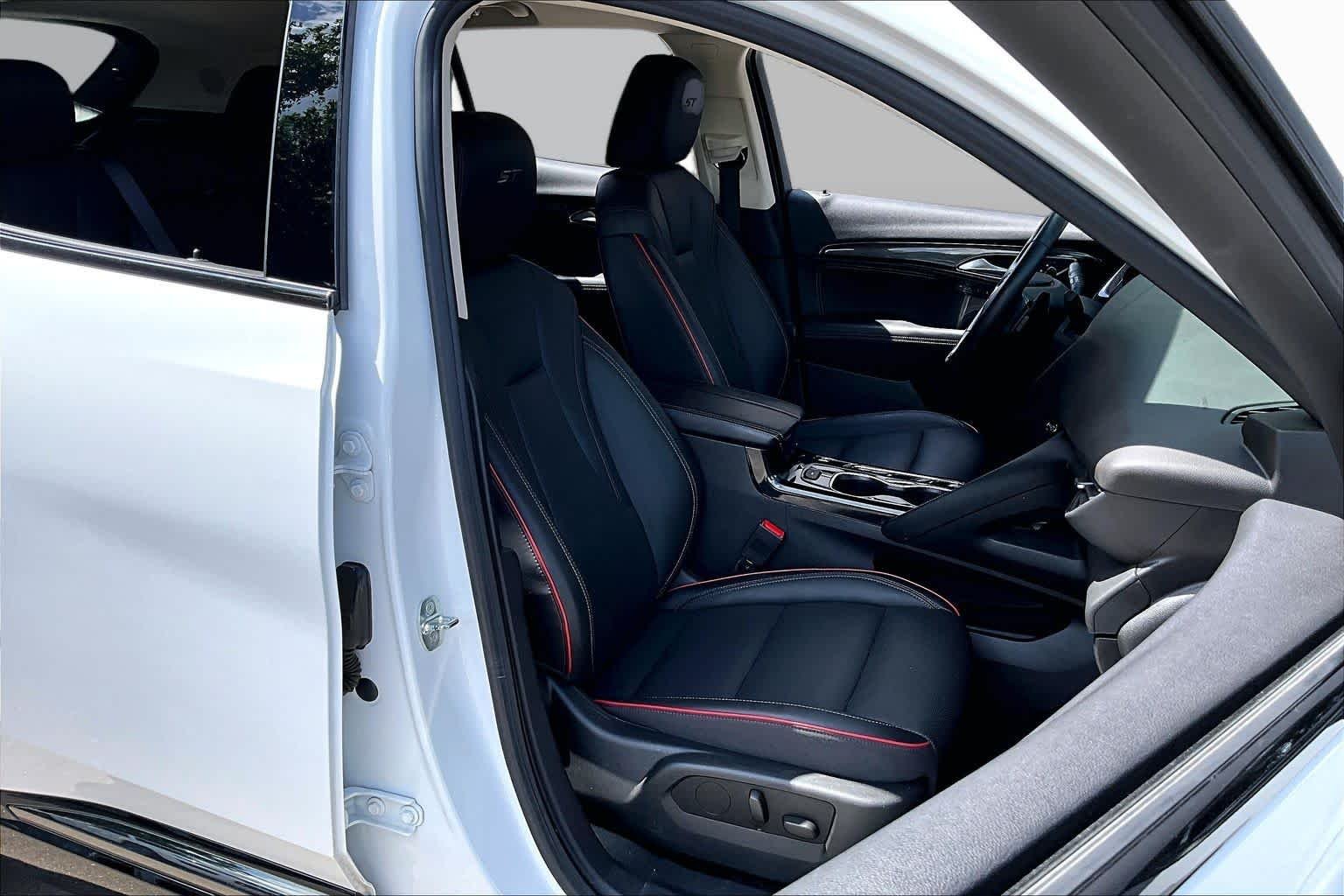Used 2023 Summit White Buick Essence image 9