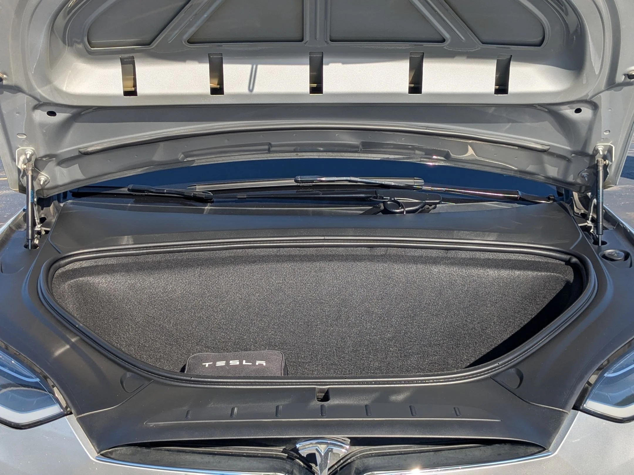 Used 2018 Silver Tesla 75D image 31