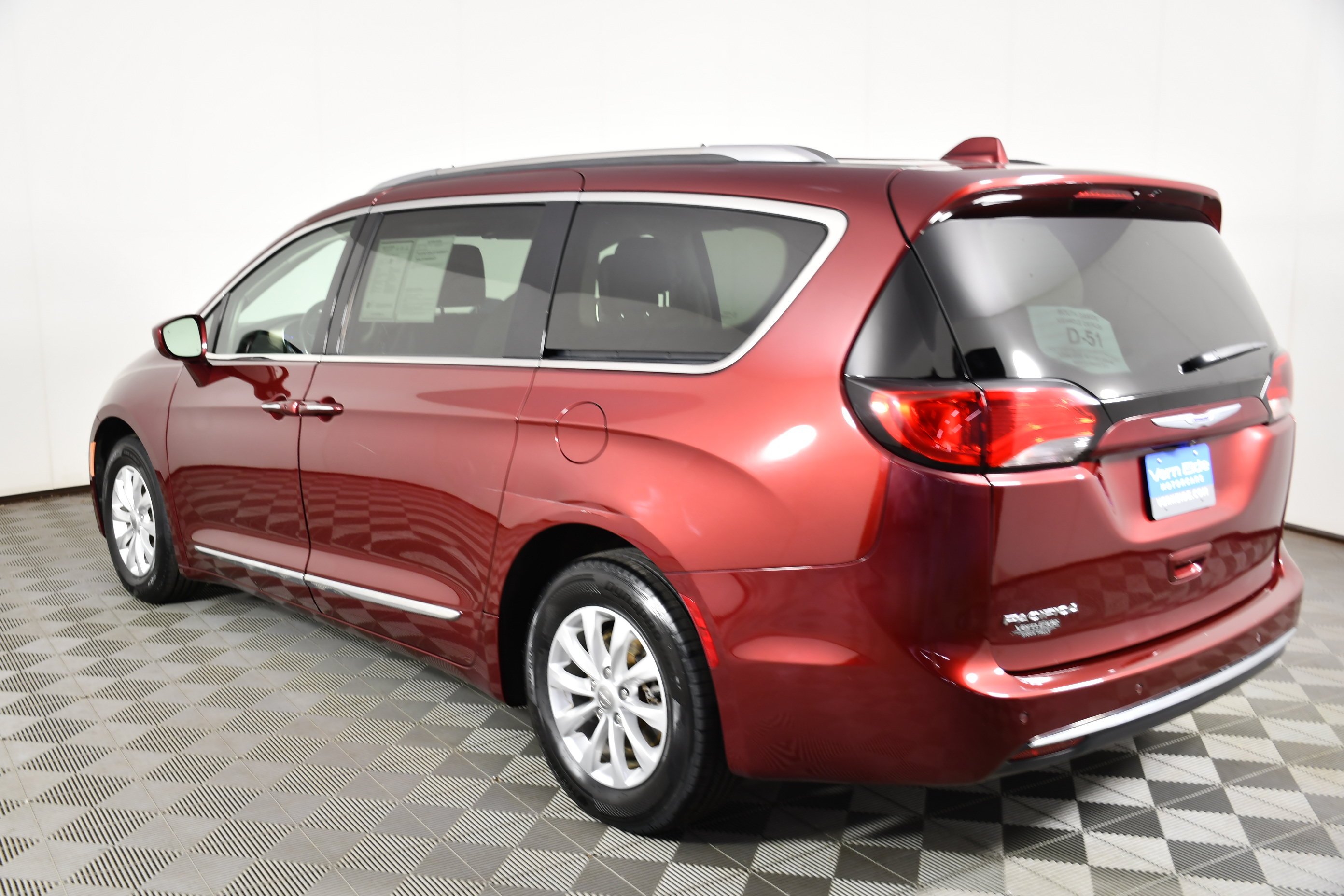 Used 2019 Velvet Red Pearlcoat Chrysler Touring L image 8