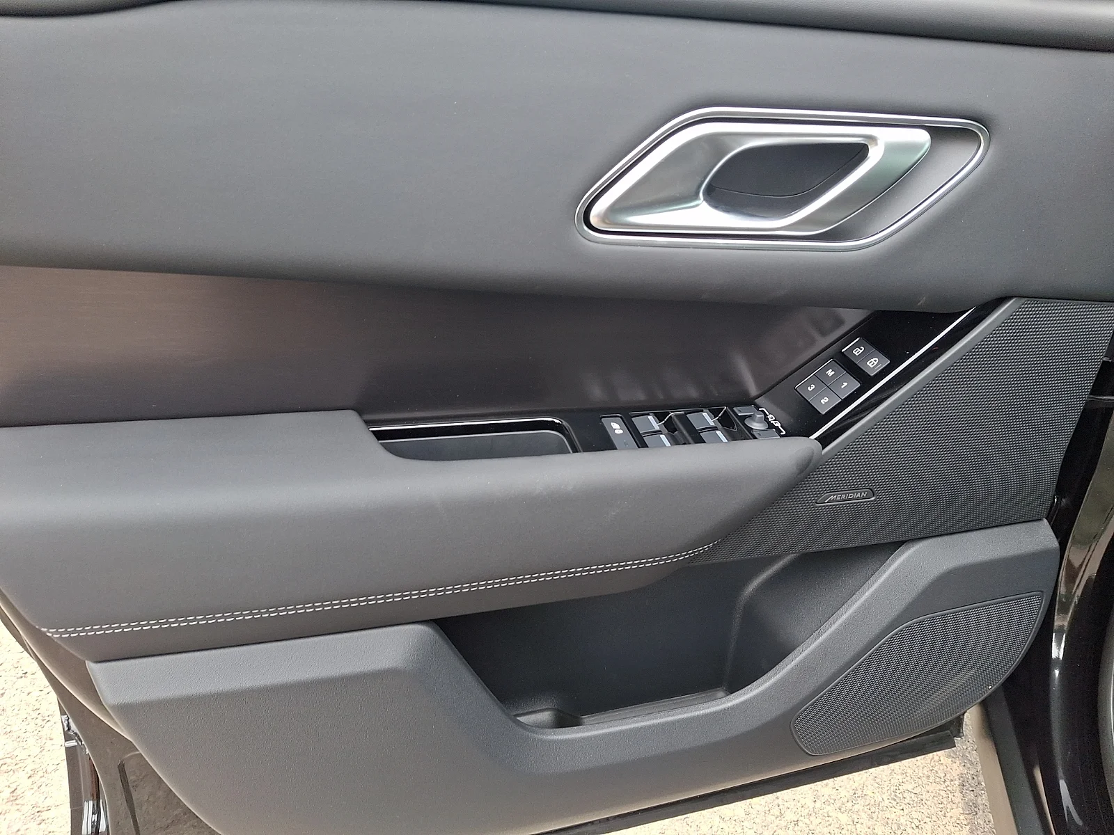 New 2026 Santorini Black Land Rover Belgravia Edition image 10