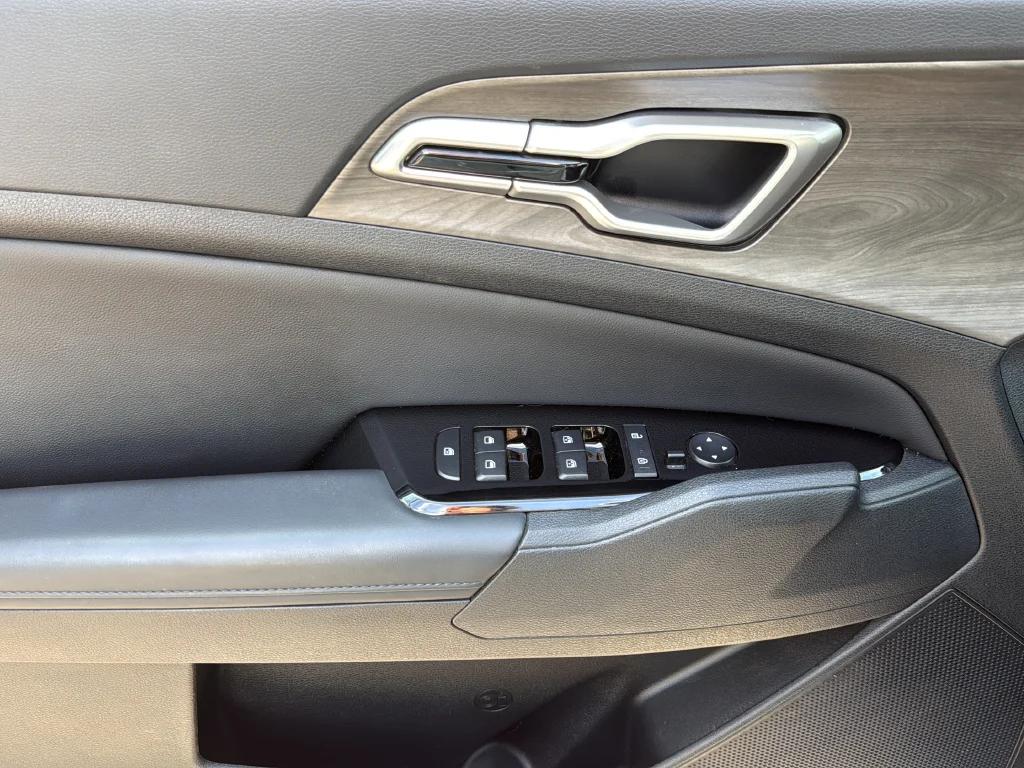 Used 2025 White Kia X-Line image 33