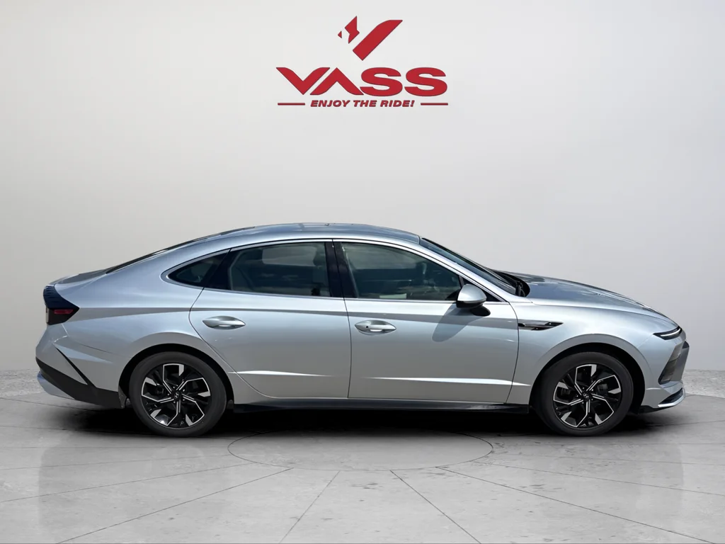 Used 2025 Silver Hyundai SEL image 6