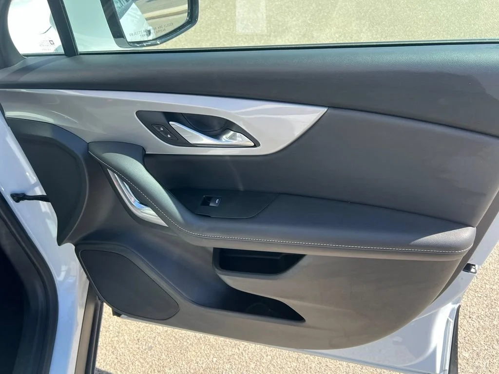 Used 2025 Summit White Chevrolet 2LT image 24