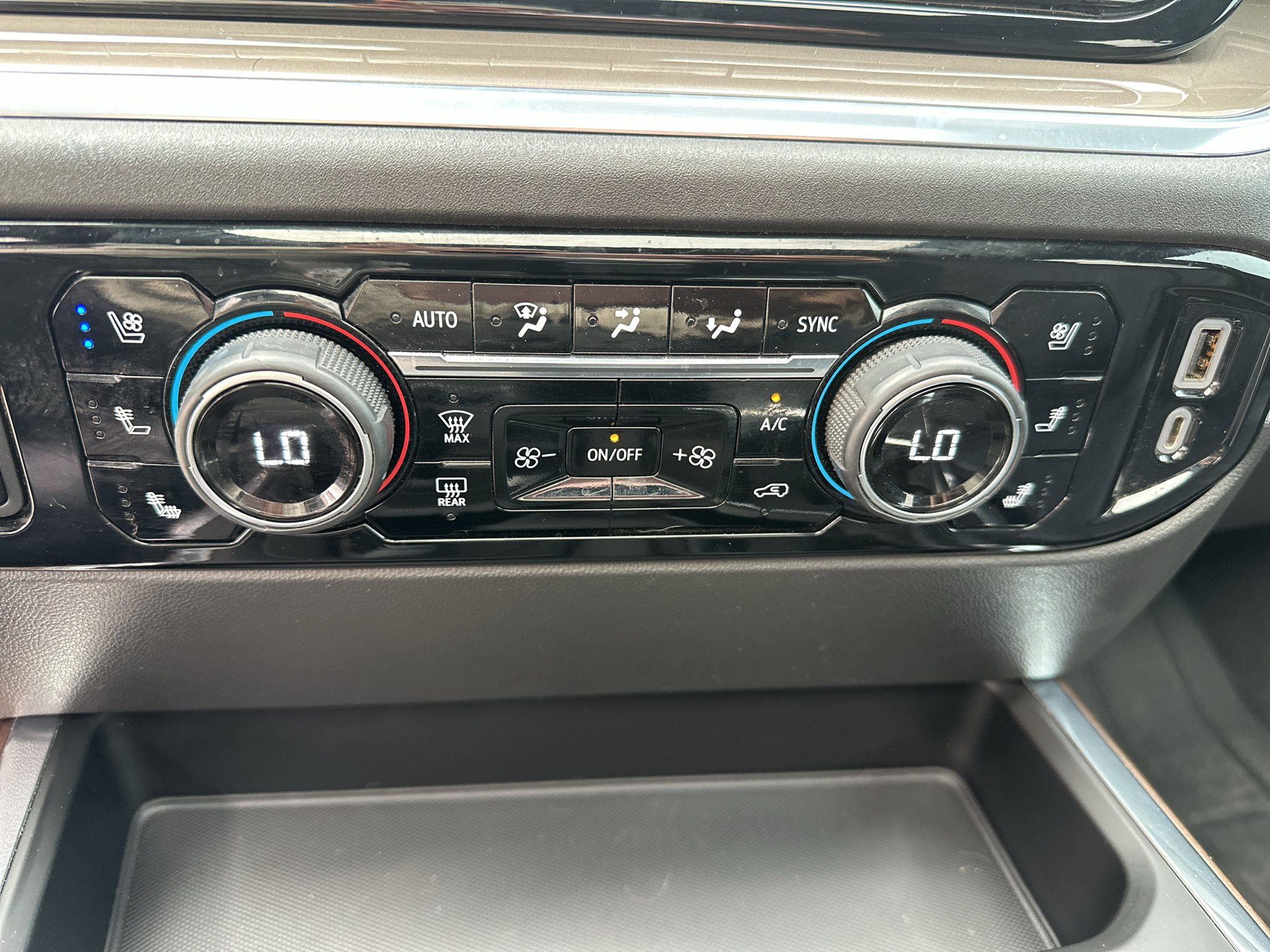 Used 2022 Iridescent Pearl Tricoat Chevrolet High Country image 28