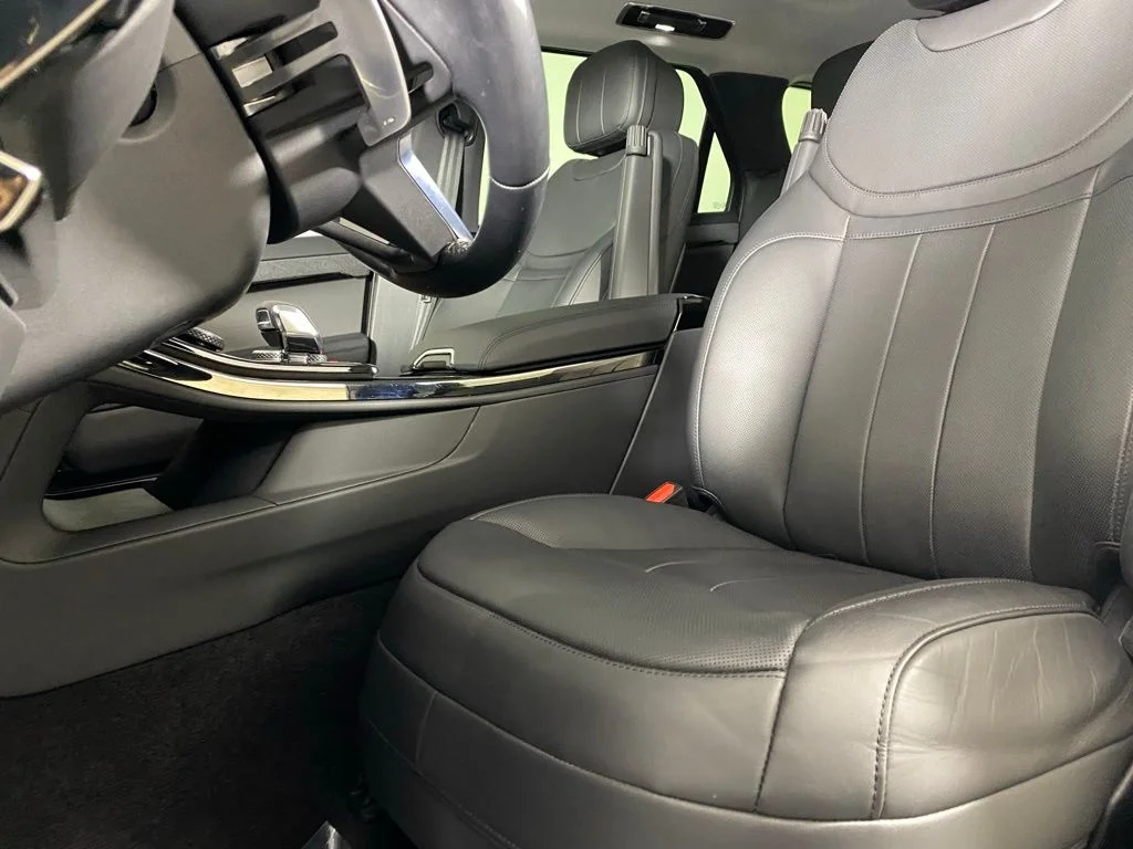 Used 2023 Fuji White Land Rover SE image 11
