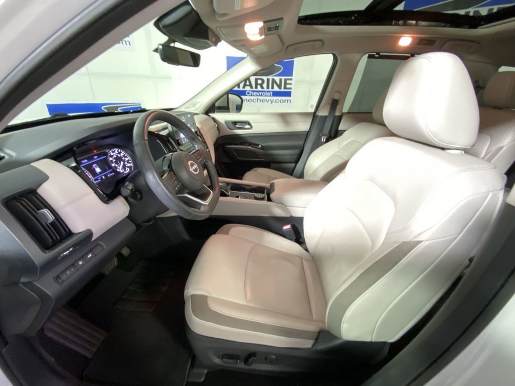 Used 2024 White Nissan SL image 25