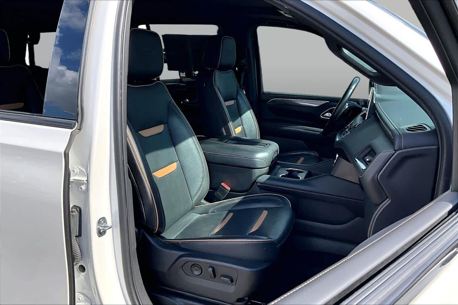 Used 2022 White Frost Tricoat GMC AT4 image 8