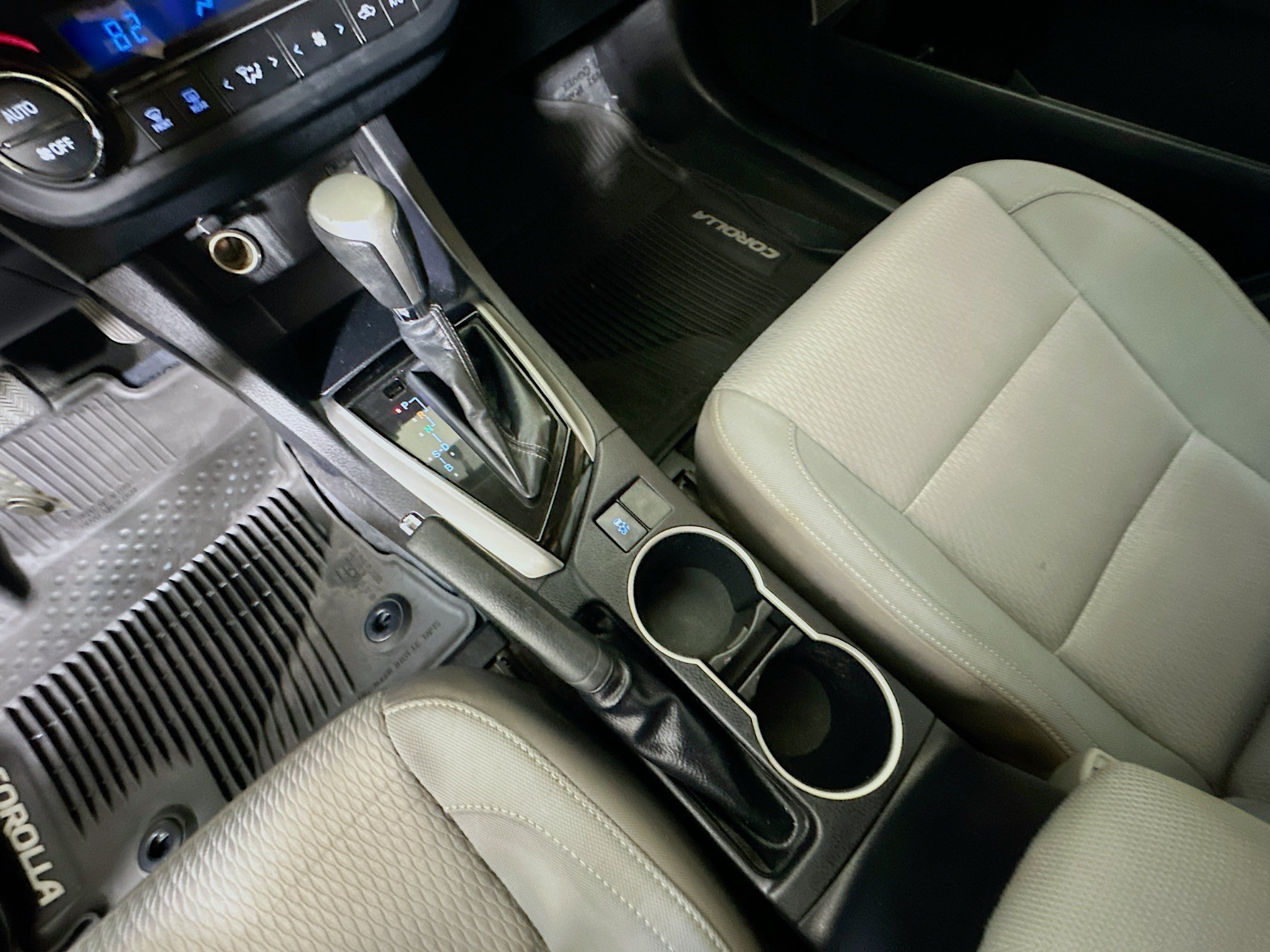 Used 2014 Classic Silver Metallic Toyota LE image 21