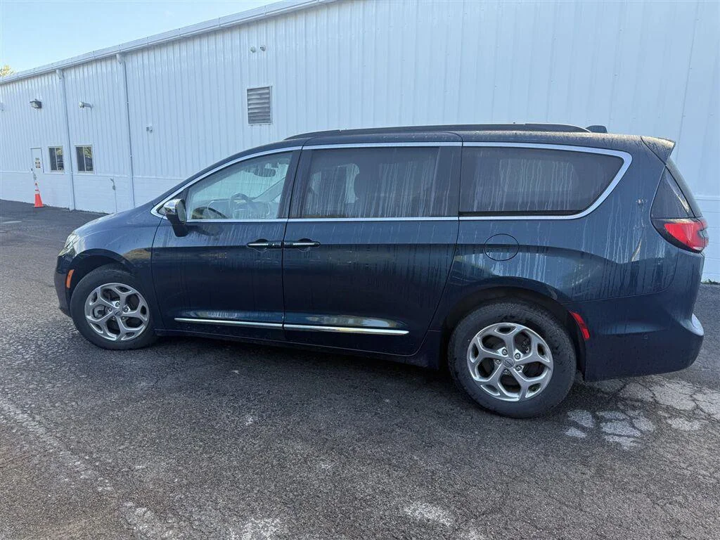 Used 2022 Fathom Blue Pearlcoat Chrysler Limited image 11