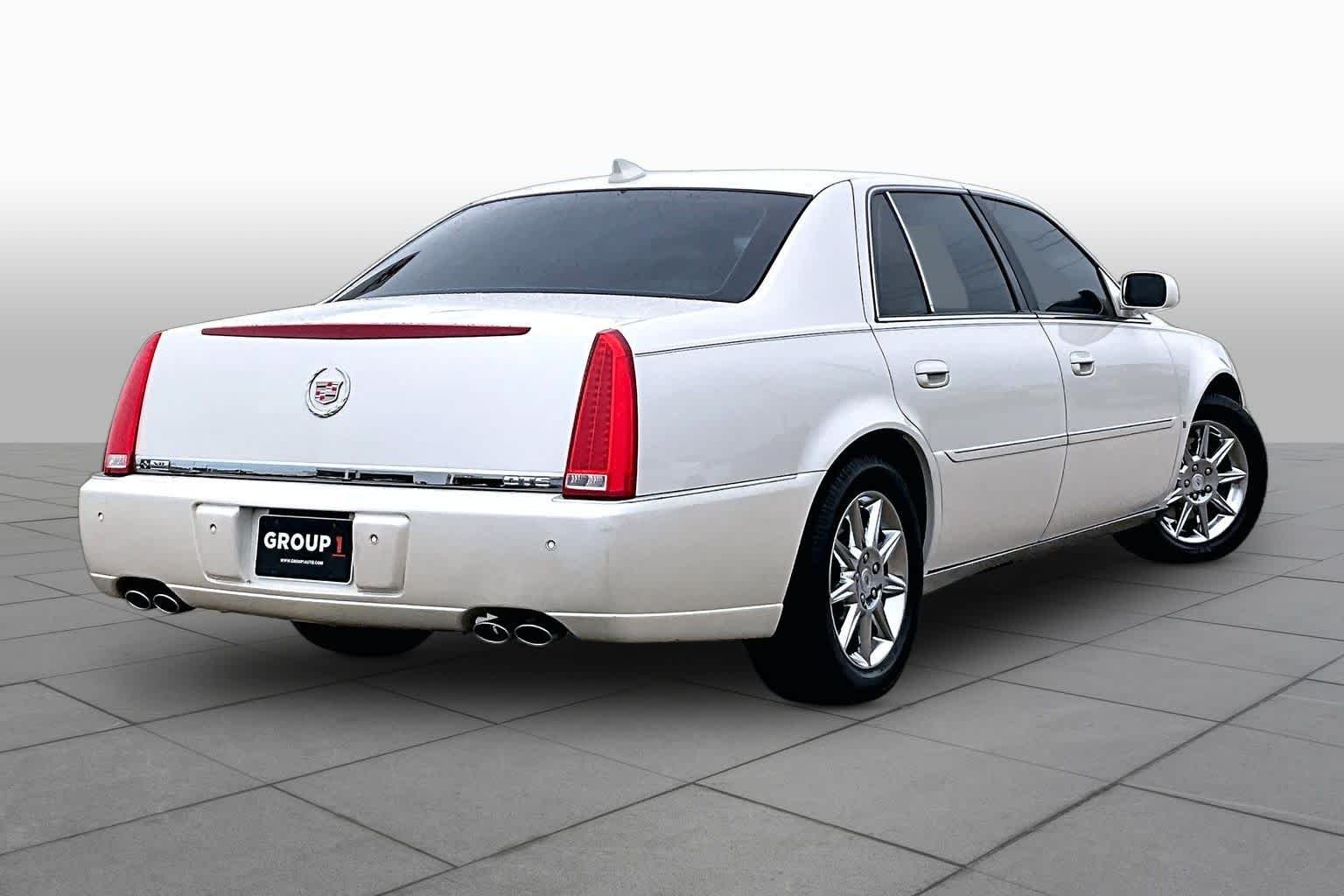 Used 2010 White Diamond Tricoat Cadillac w/1SC image 12