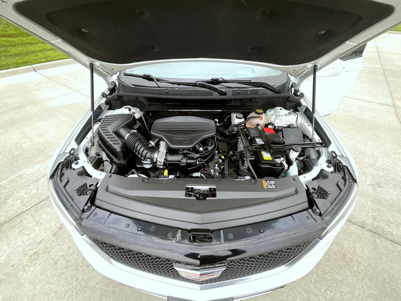 Used 2022 White Cadillac Sport image 26
