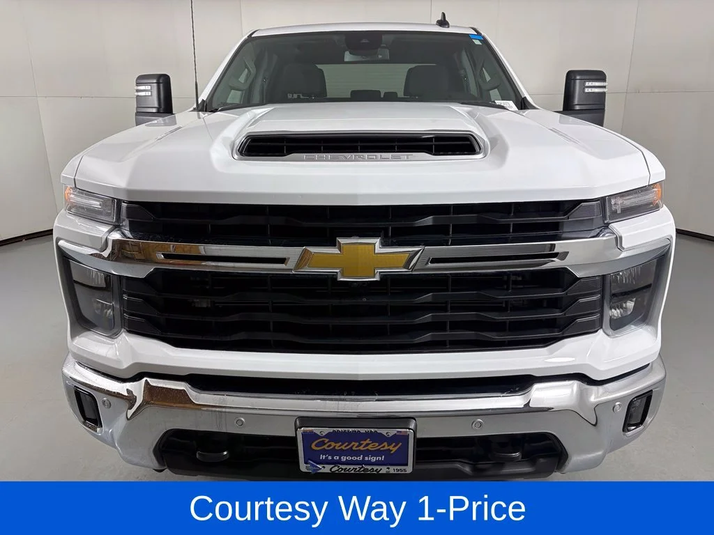 Used 2025 Summit White Chevrolet LT image 4