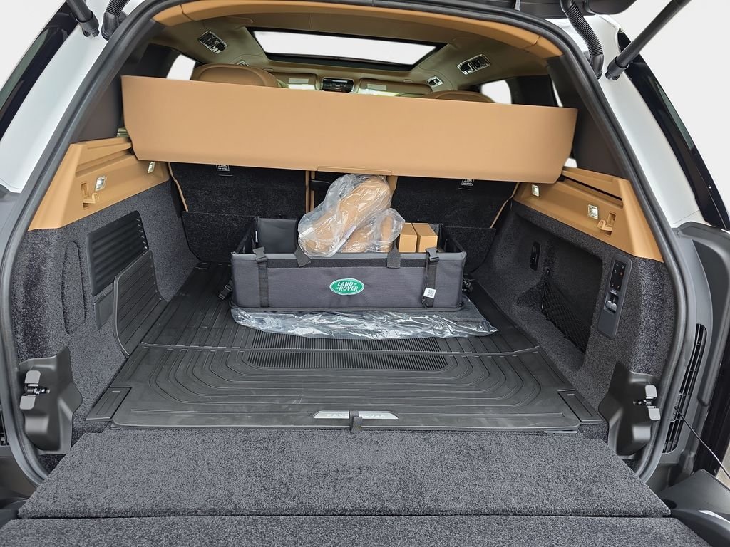 New 2026 Icy White Satin Land Rover Autobiography image 10