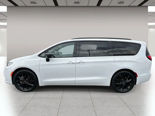 Used 2025 White Chrysler Limited image 7
