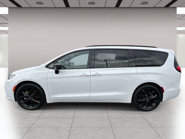 Used 2025 White Chrysler Limited image 7
