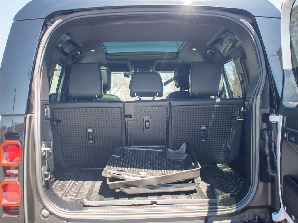 Used 2023 White Land Rover X-Dynamic SE image 38