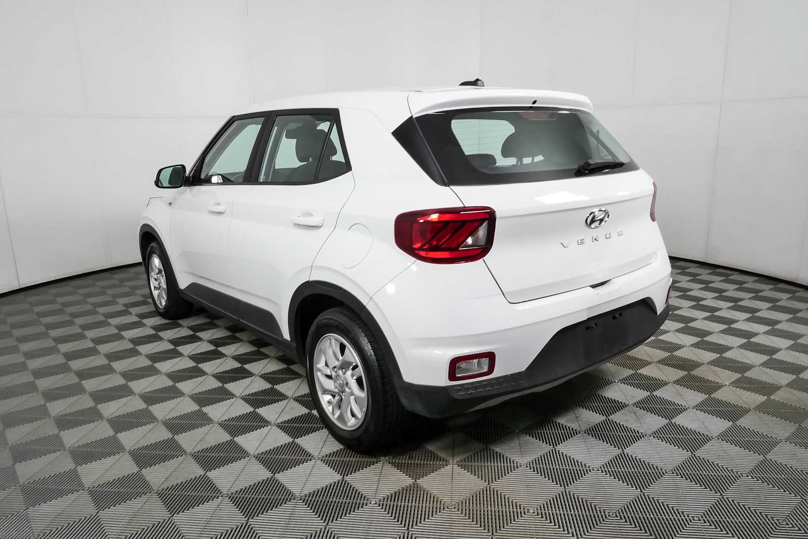 Used 2023 Lunar White Hyundai SE image 25