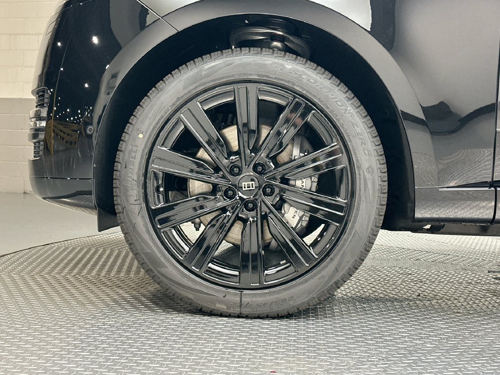 New 2027 Santorini Black Metallic Land Rover SE image 5