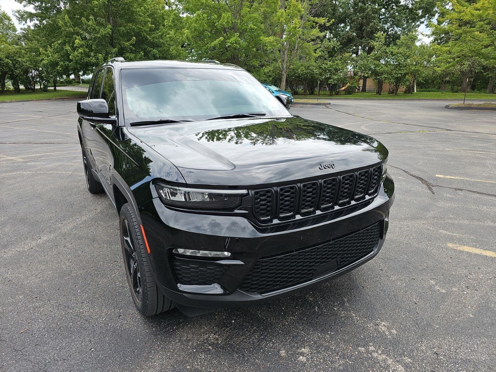 Certified Used 2023 Diamond Black Crystal Pearlcoat Jeep Limited image 7