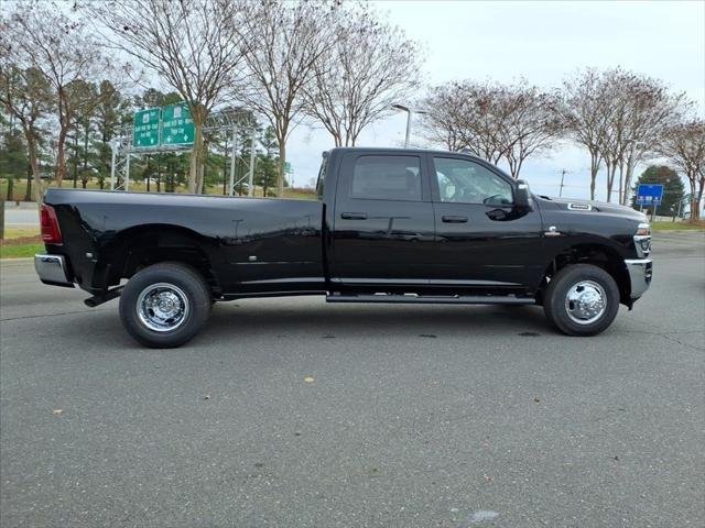 New 2026 Diamond Black Crystal Pearl-Coat Exterior Paint RAM TRADESMAN image 21