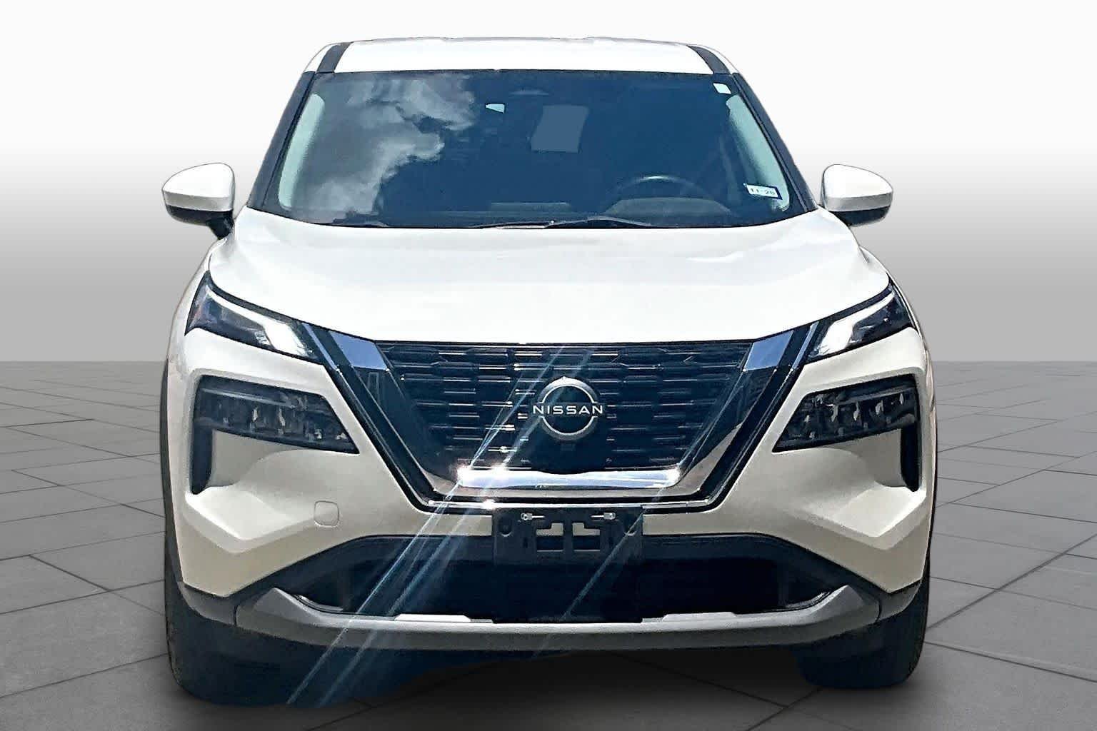 Used 2023 Pearl White Tricoat Nissan SV image 3