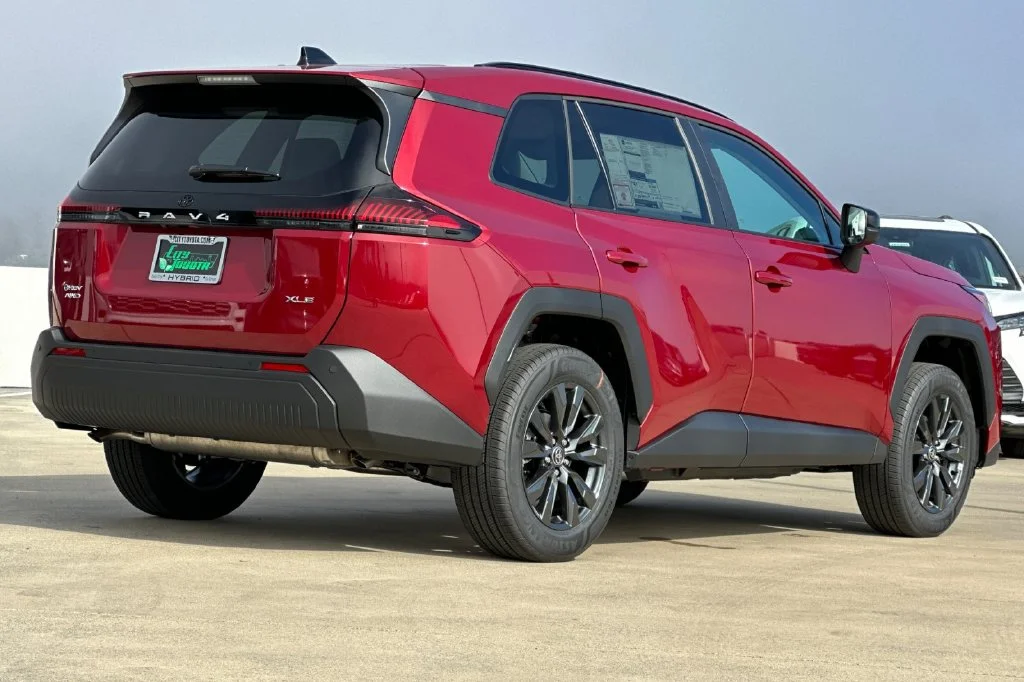 New 2026 Ruby Flare Pearl <sup>1</sup> Toyota  XLE Premium image 4