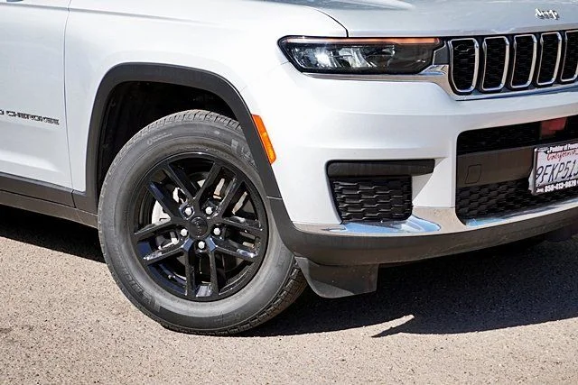 Used 2023 Silver Jeep Laredo image 3