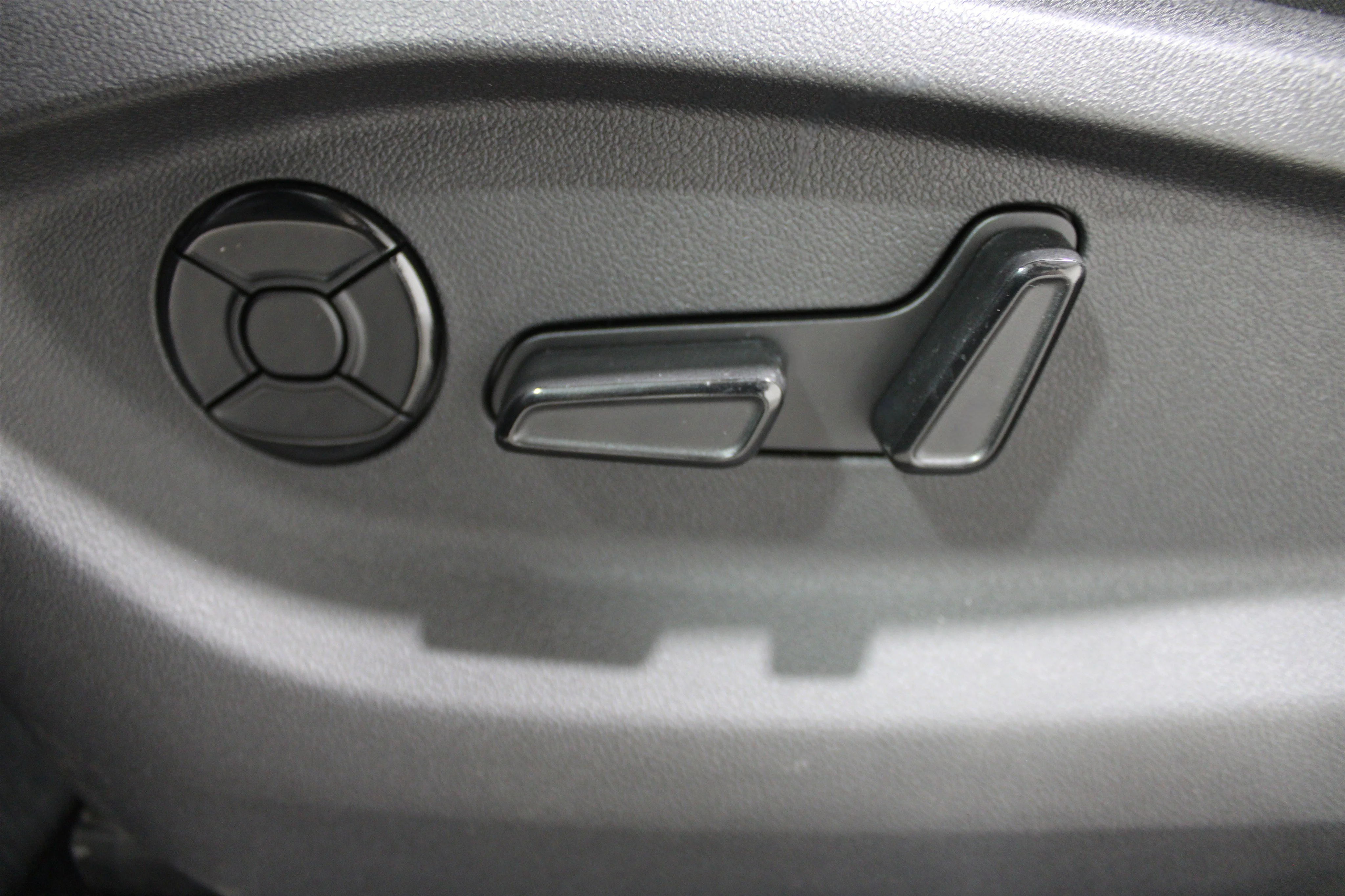 New 2026 Platinum Gray Metallic Volkswagen SE image 4